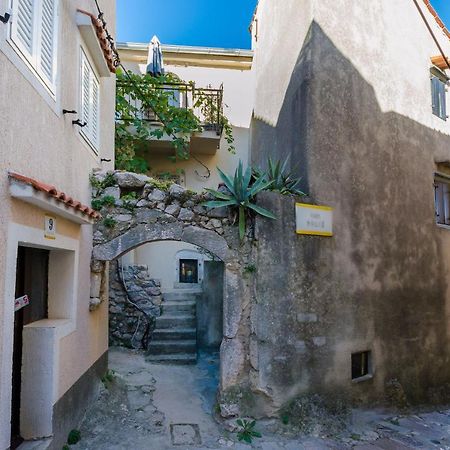 Apartmán Under Ancient Roofs Vrbnik Exteriér fotografie