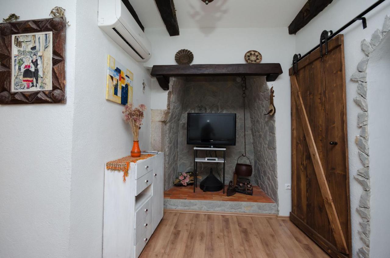 Apartmán Under Ancient Roofs Vrbnik Exteriér fotografie